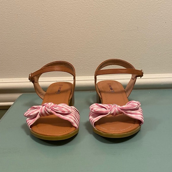 NWOT!  Kensie Girl Pink Gingham Bow Sandals.  Size 2 - Picture 2 of 5